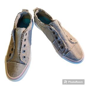 Blowfish sneaker Women's sz 8 Gray/ White canvas Flats Slip on Comfy